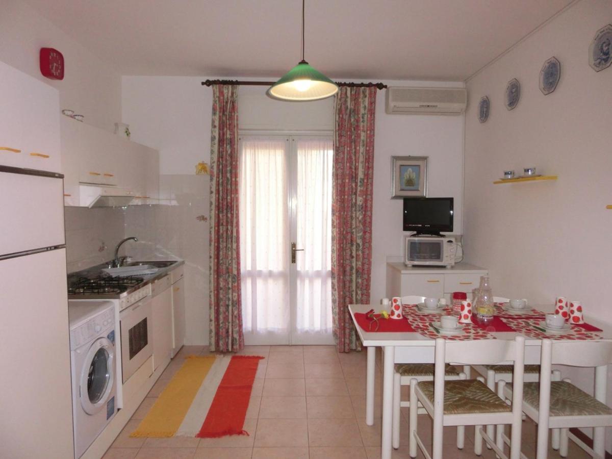 Nice Two-Bedroom Apartment 150M From The Beach 비비오네 외부 사진