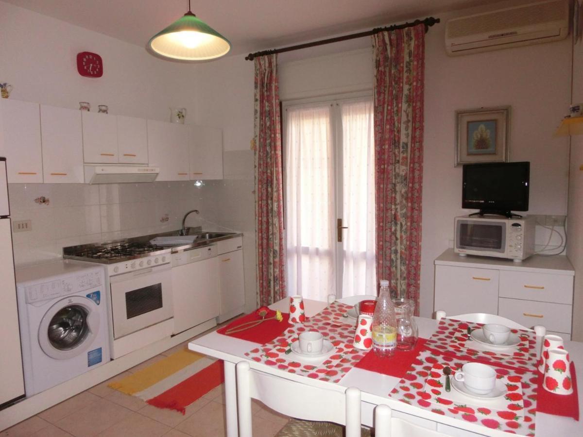 Nice Two-Bedroom Apartment 150M From The Beach 비비오네 외부 사진